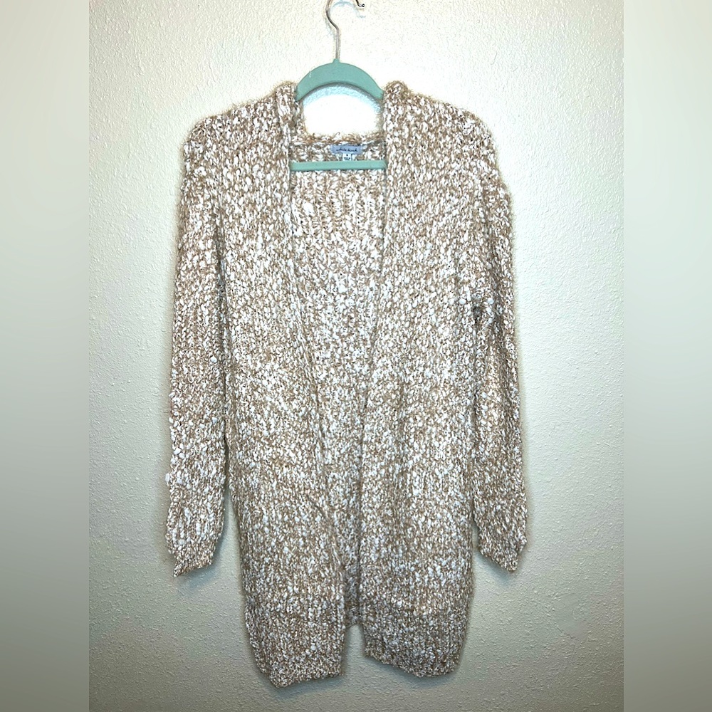 Super soft, long sweater with hood, and pockets! White/Taupe